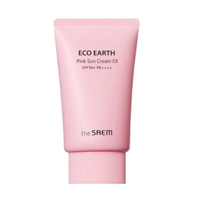 Hình minh họa một người có làn da dầu đang thoa kem chống nắng The Saem Eco Earth Power Light Sun Cream lên mặt. Biểu cảm khuôn mặt thể hiện sự thoải mái, da không bị bóng nhờn. Có thể thêm hình ảnh so sánh trước và sau khi thoa để thấy độ ráo thoáng của da.